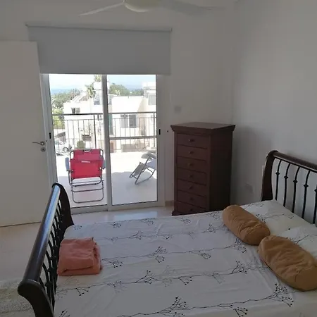 3 Bedroom 2 Bathroom Spacious With Communal Pool