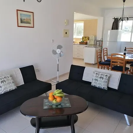 3 Bedroom 2 Bathroom Spacious With Communal Pool *