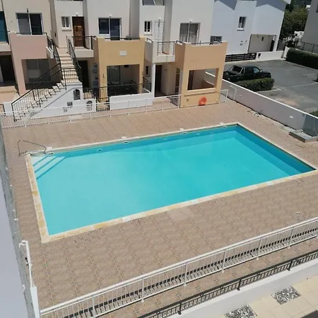 Апартаменты 3 Bedroom 2 Bathroom Spacious With Communal Pool *