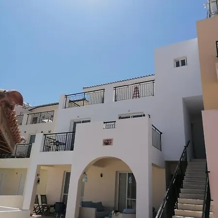 3 Bedroom 2 Bathroom Spacious With Communal Pool Апартаменты Полис